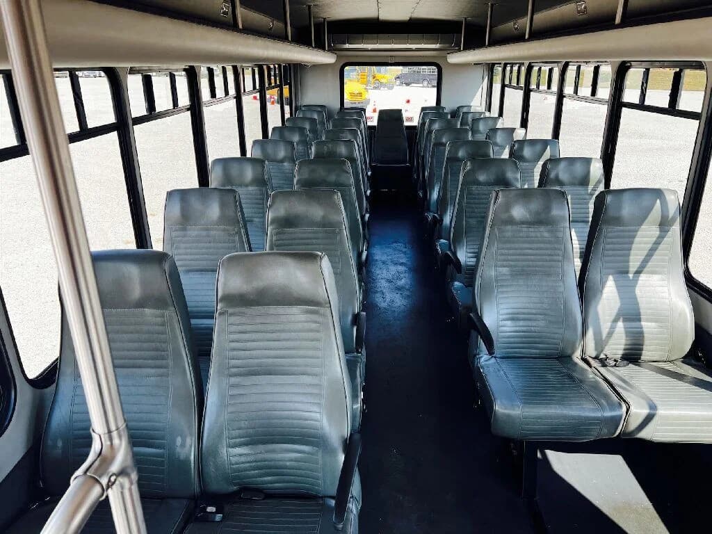 2017 Ford F550 Starcraft XL Mid Size Bus - Image 8
