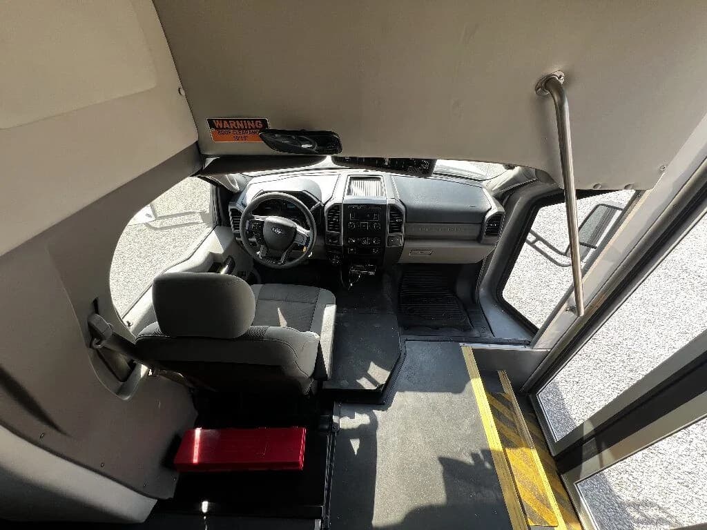 2017 Ford F550 Starcraft XL Mid Size Bus - Image 6