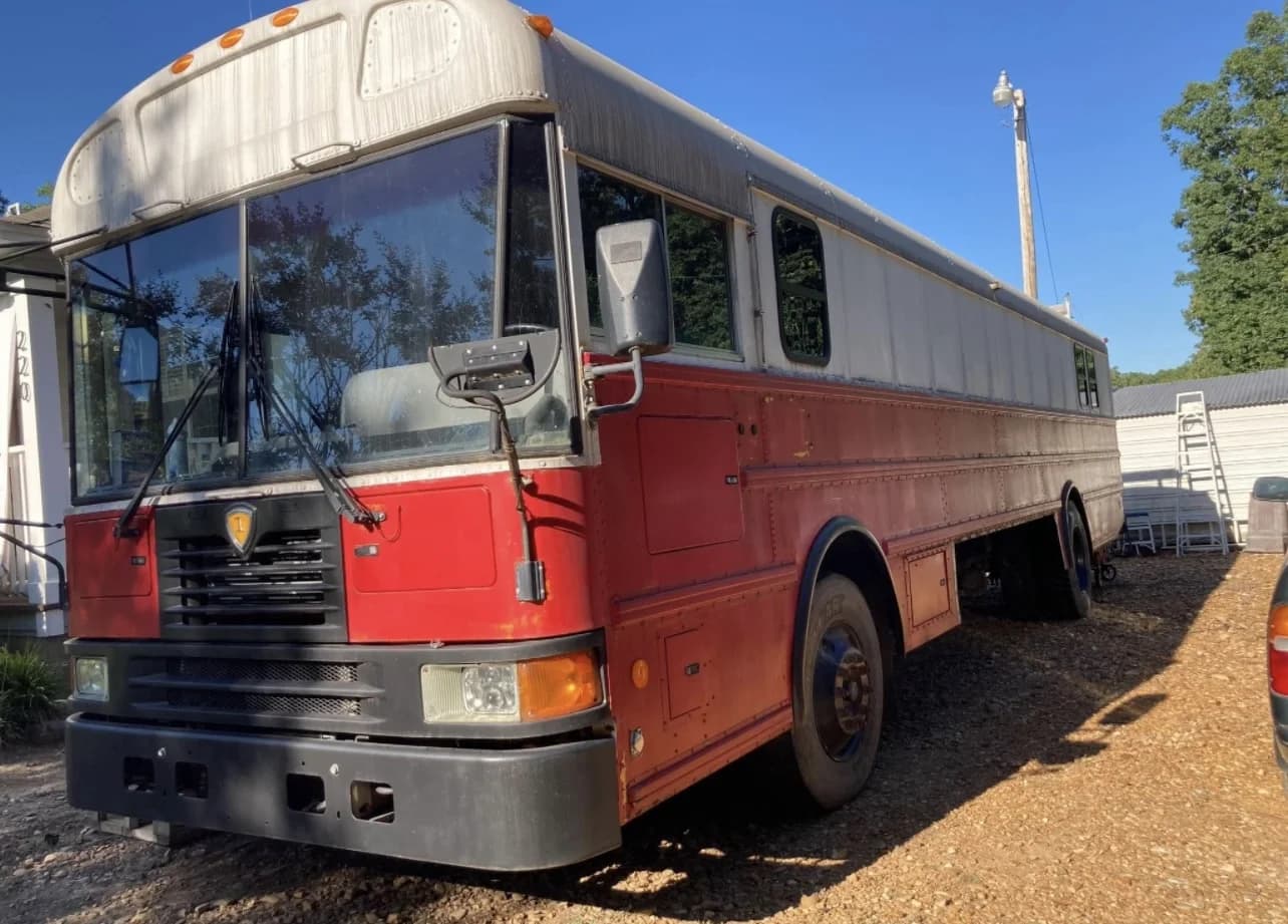 2005 International DT466 Skoolie - Image 1