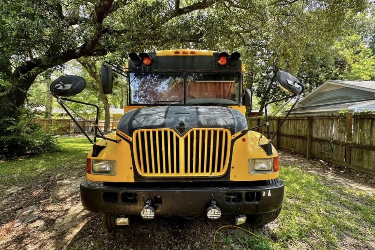 2003 International Pilgrim Skoolie - Image 2