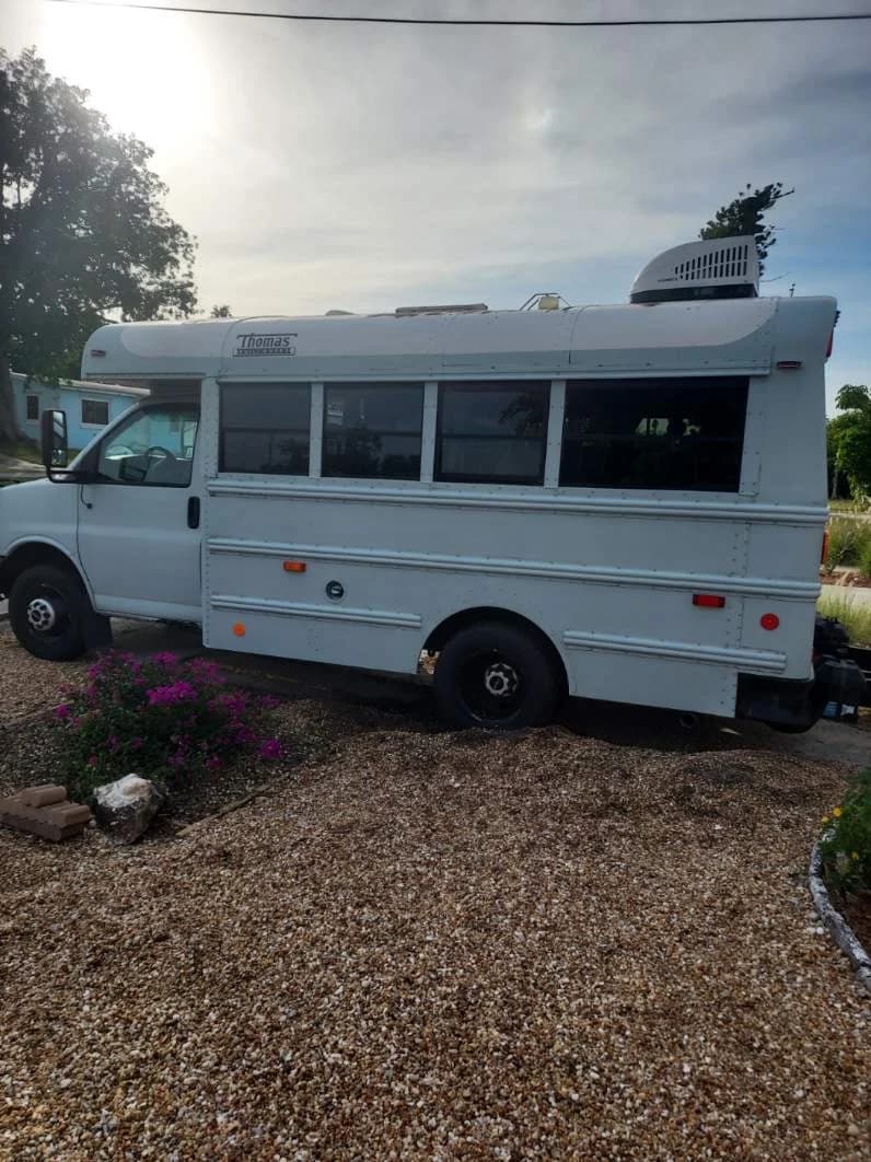 2006 Thomas GMC 3500 Skoolie - Image 2
