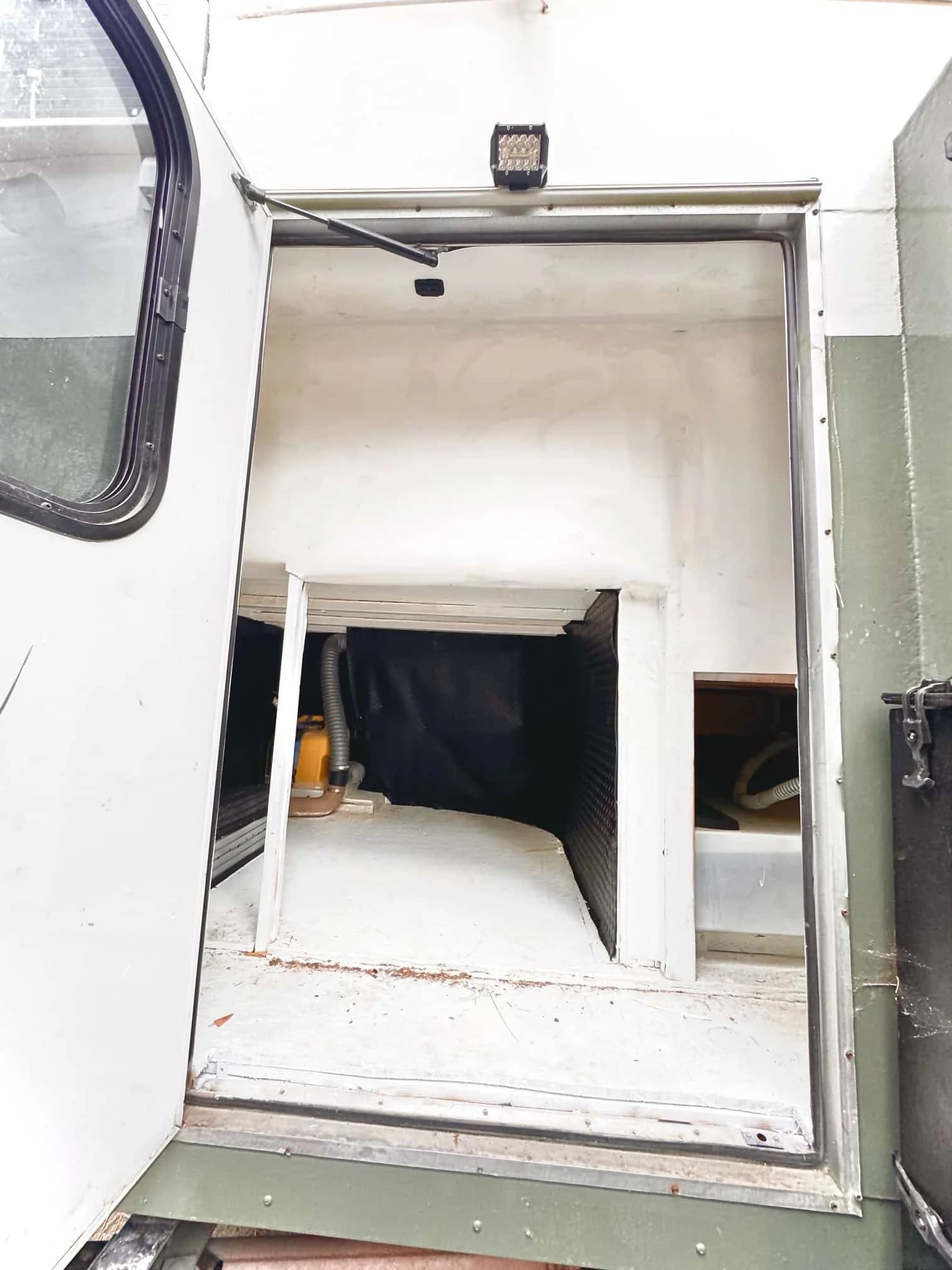 2006 Ford E450 Skoolie - Image 8