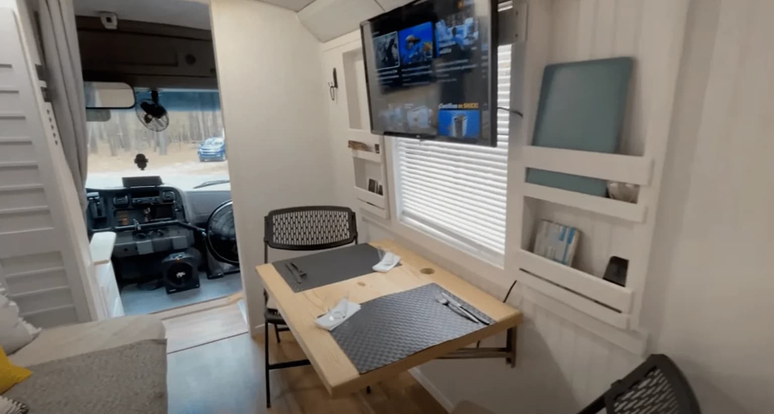 2009 Freightliner B2 Skoolie - Image 4