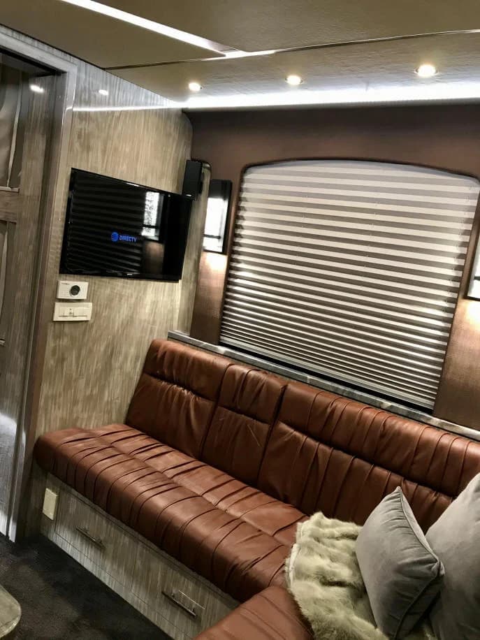 2021 Prevost X3 Entertainer Motorcoach - Image 10