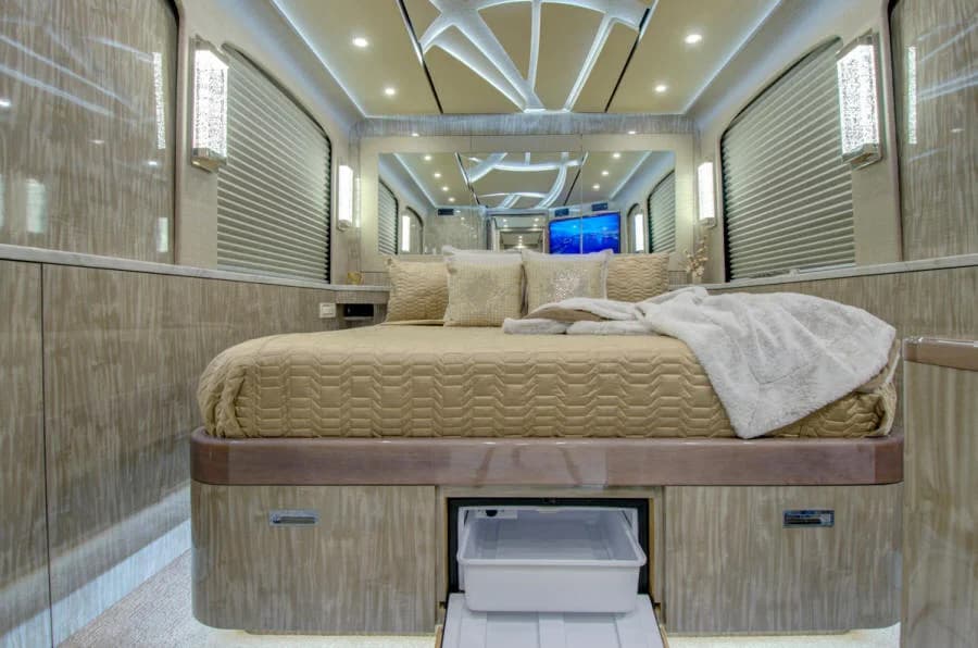 2019 Prevost X3 Star Motorcoach - Image 14