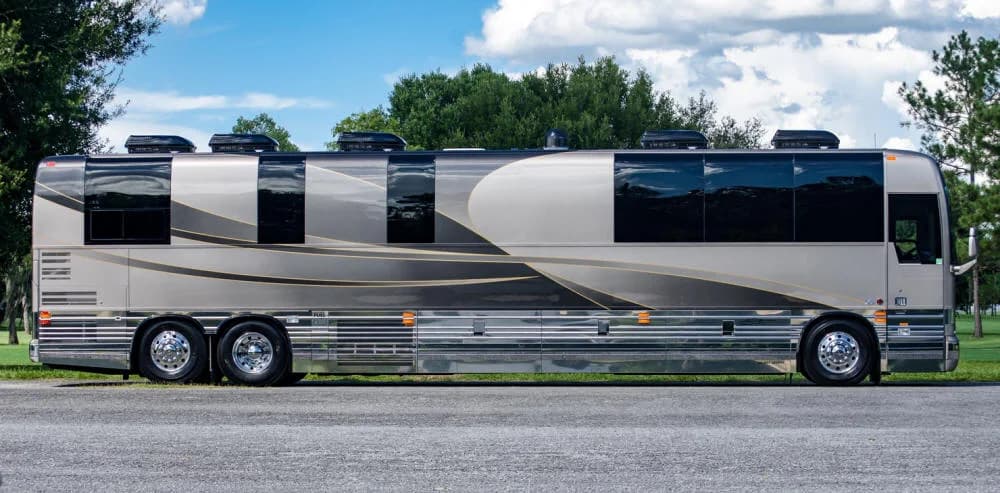 2018 Prevost X3-45 Entertainer Motorcoach - Image 7