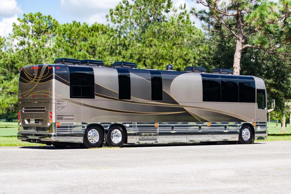 2018 Prevost X3-45 Entertainer Motorcoach - Image 8