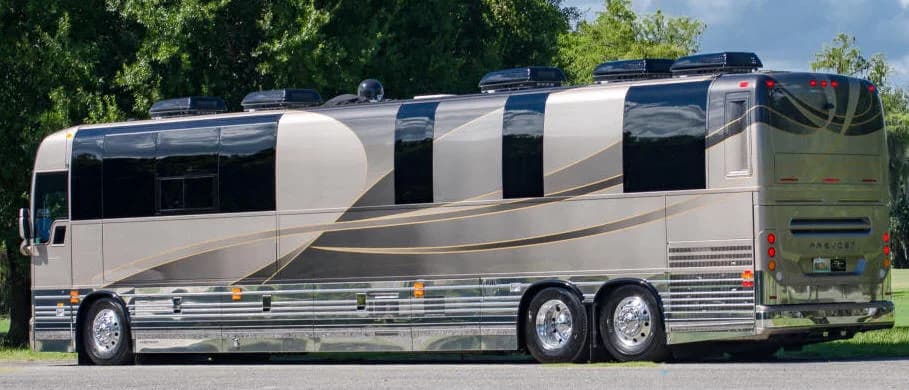 2018 Prevost X3-45 Entertainer Motorcoach - Image 10