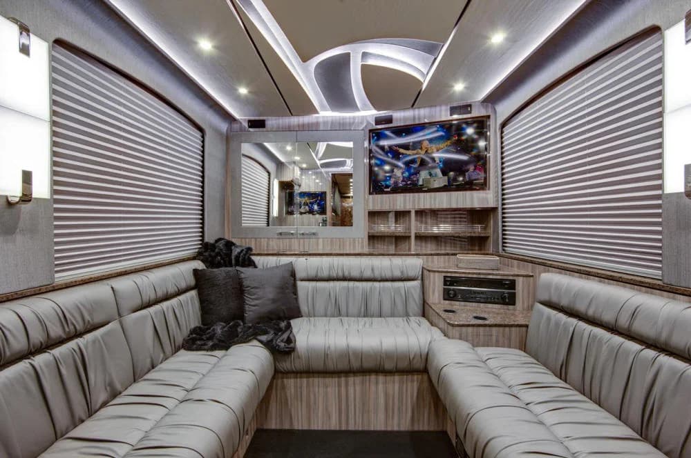 2015 Prevost X3 Entertainer - Image 11