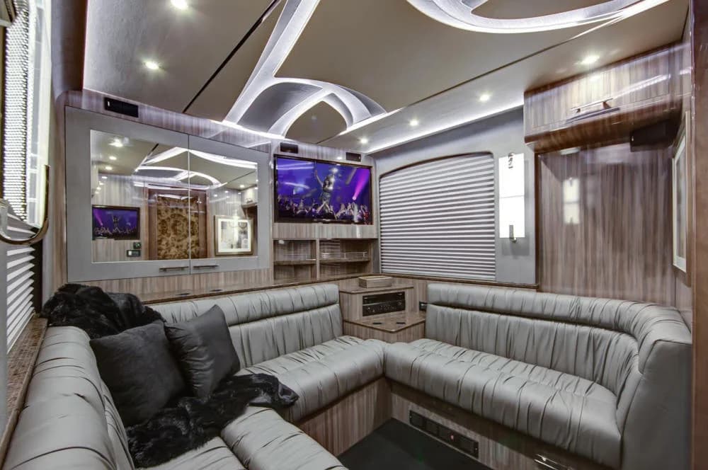 2015 Prevost X3 Entertainer - Image 12