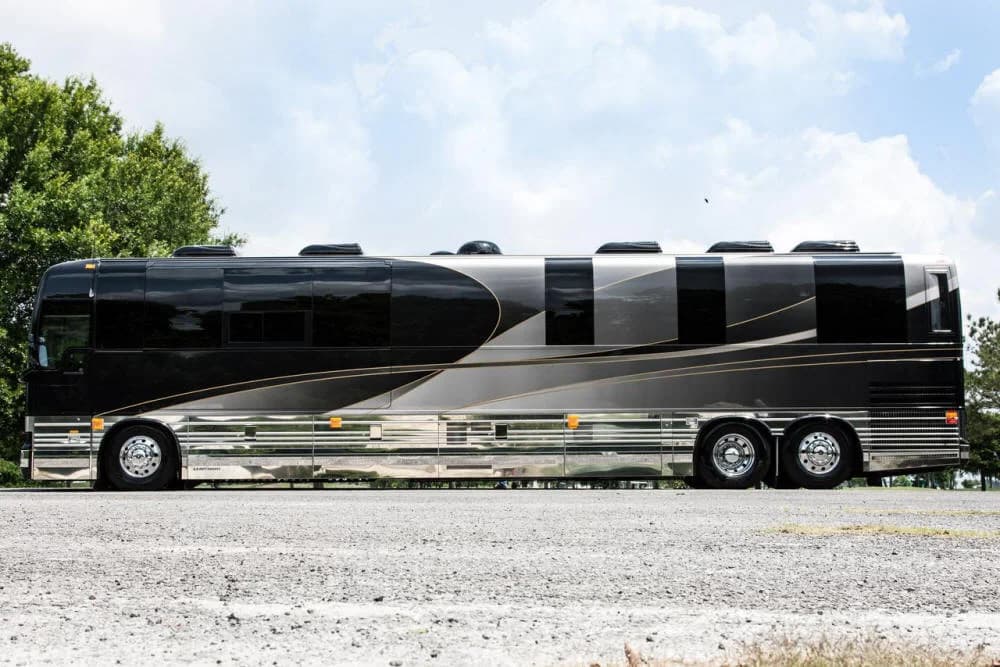 2015 Prevost X3 Entertainer - Image 2