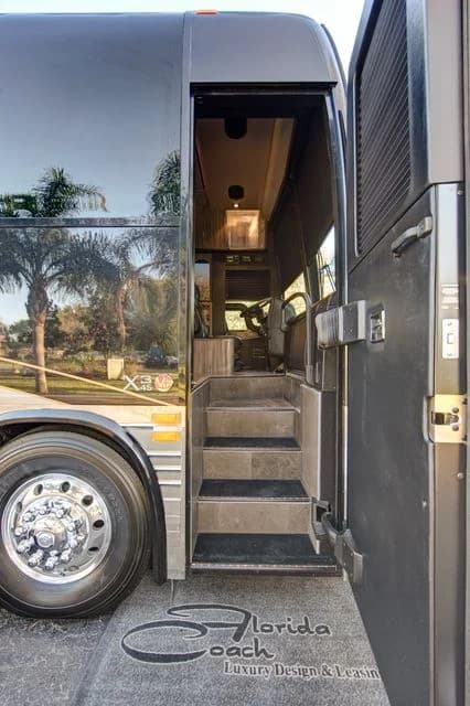 2015 Prevost X3 Entertainer - Image 4