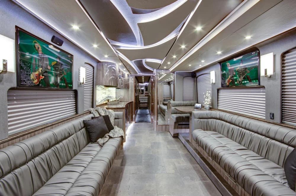 2015 Prevost X3 Entertainer - Image 5