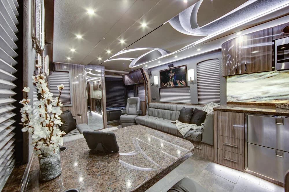 2015 Prevost X3 Entertainer - Image 6