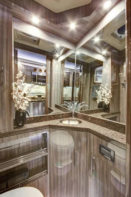 2015 Prevost X3 Entertainer - Image 8