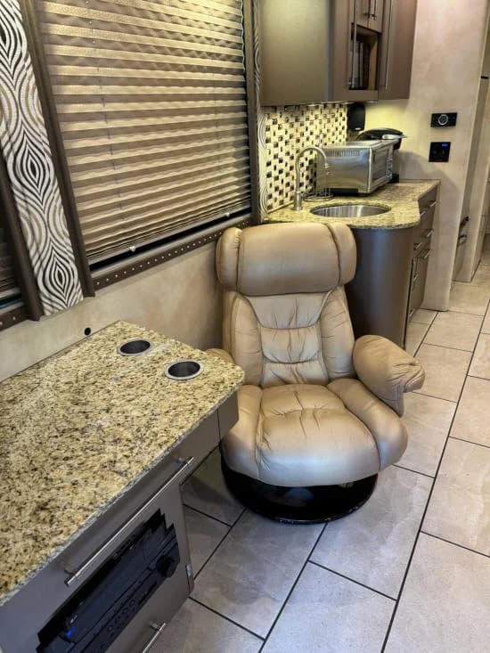 2013 Prevost X3 Star Motorcoach - Image 14