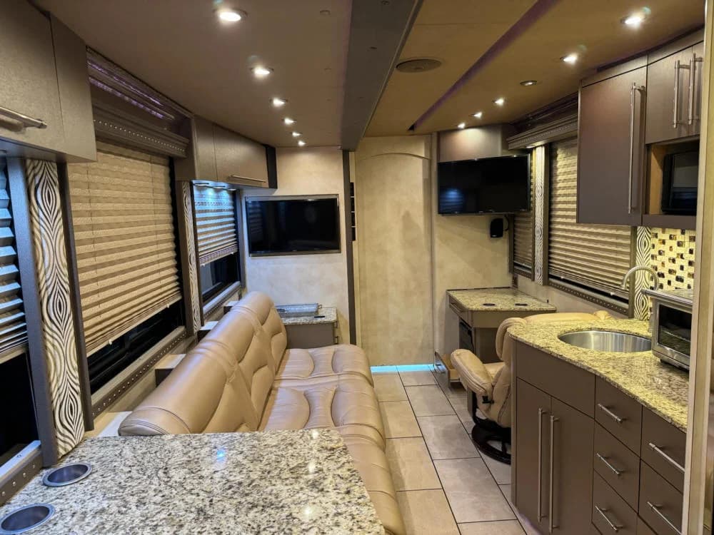 2013 Prevost X3 Star Motorcoach - Image 18