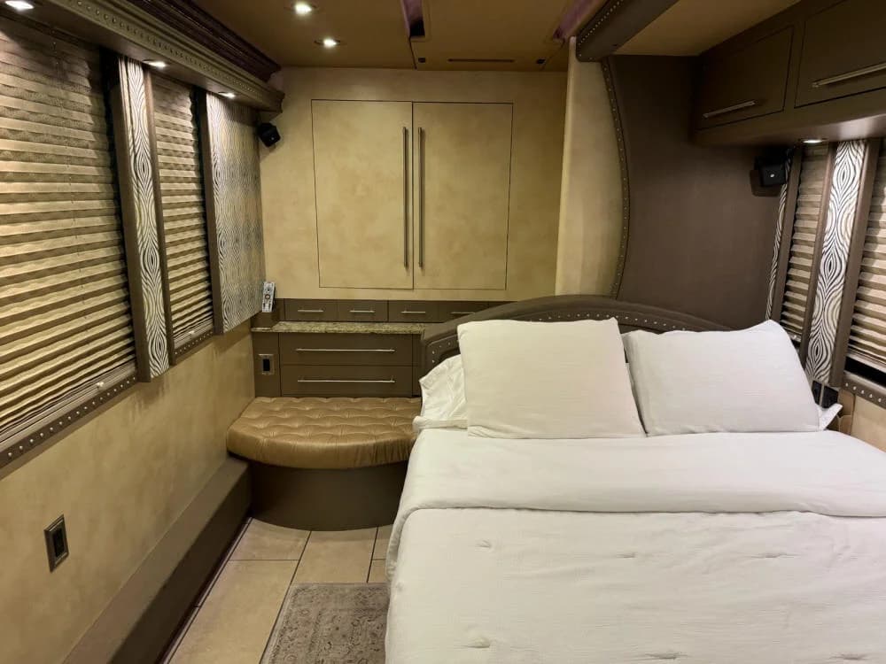 2013 Prevost X3 Star Motorcoach - Image 22