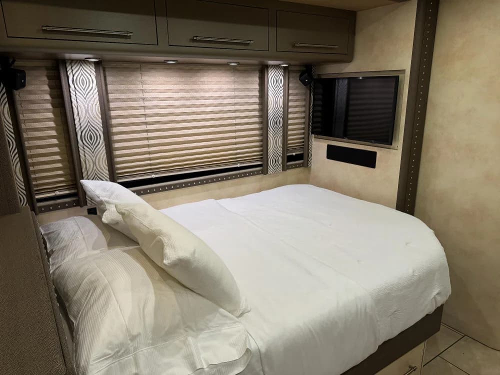 2013 Prevost X3 Star Motorcoach - Image 24
