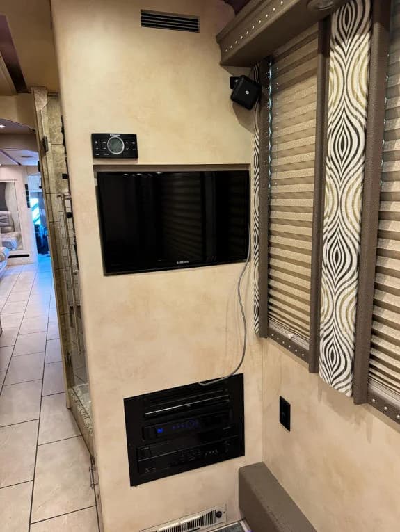 2013 Prevost X3 Star Motorcoach - Image 25