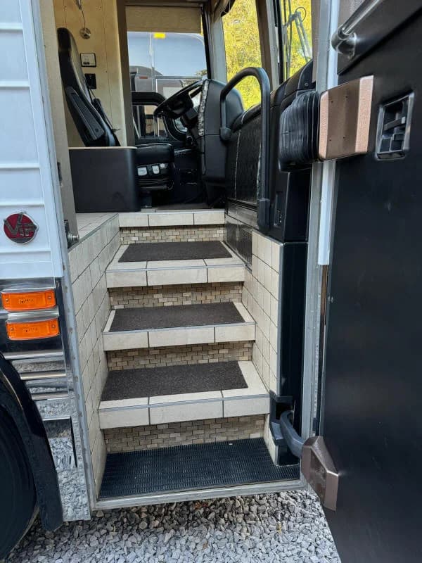 2013 Prevost X3 Star Motorcoach - Image 7