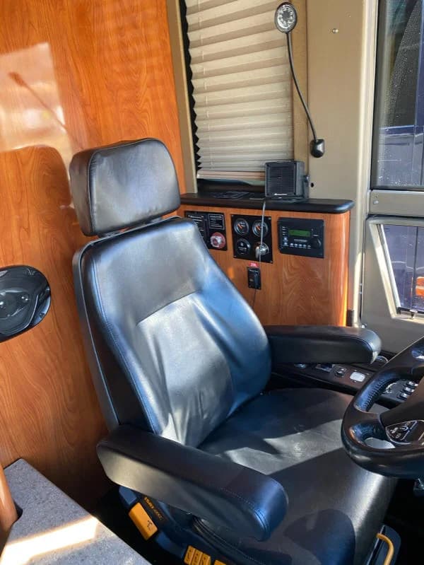 2011 Prevost XLII Motorcoach - Image 9