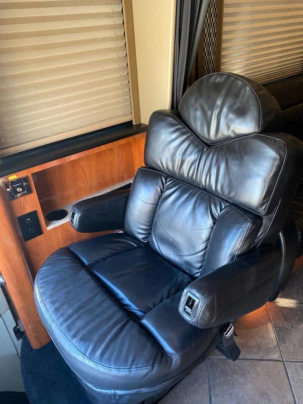2011 Prevost XLII Motorcoach - Image 10