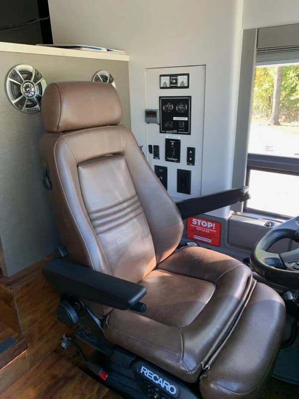 2010 Prevost X3045 Motorcoach - Image 12