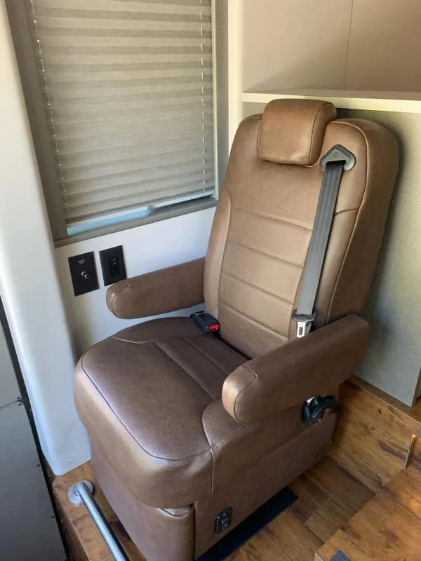 2010 Prevost X3045 Motorcoach - Image 13
