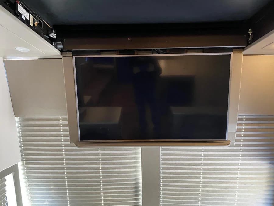2010 Prevost X3045 Motorcoach - Image 14