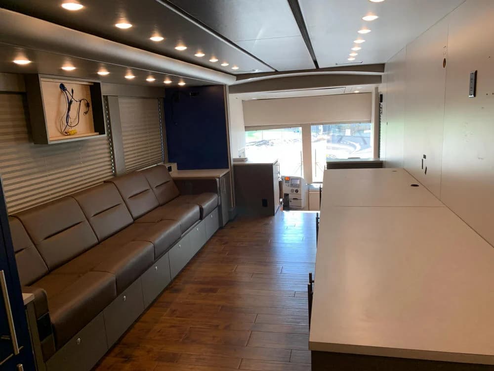 2010 Prevost X3045 Motorcoach - Image 17