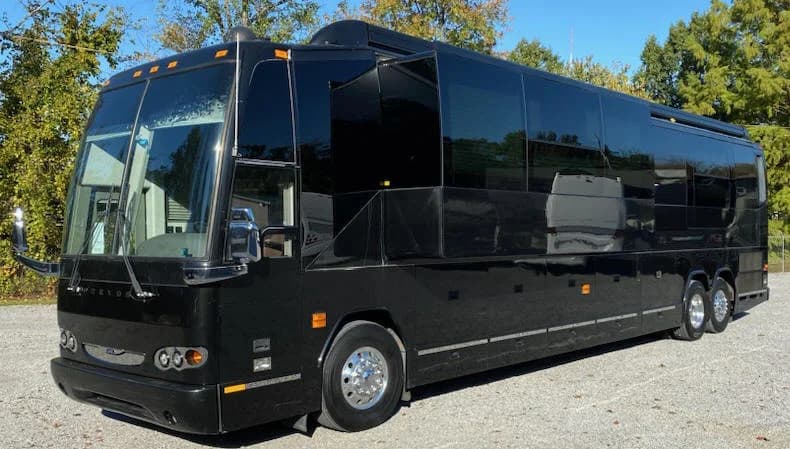 2010 Prevost X3045 Motorcoach - Image 2