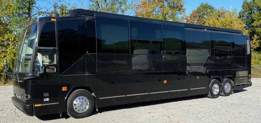 2010 Prevost X3045 Motorcoach - Image 3
