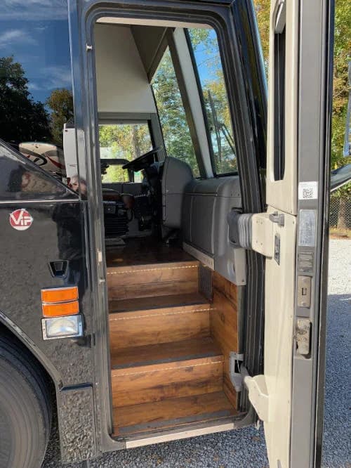 2010 Prevost X3045 Motorcoach - Image 7