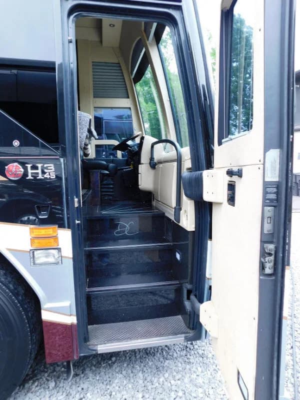 2010 Prevost H3-45 Motorcoach - Image 7