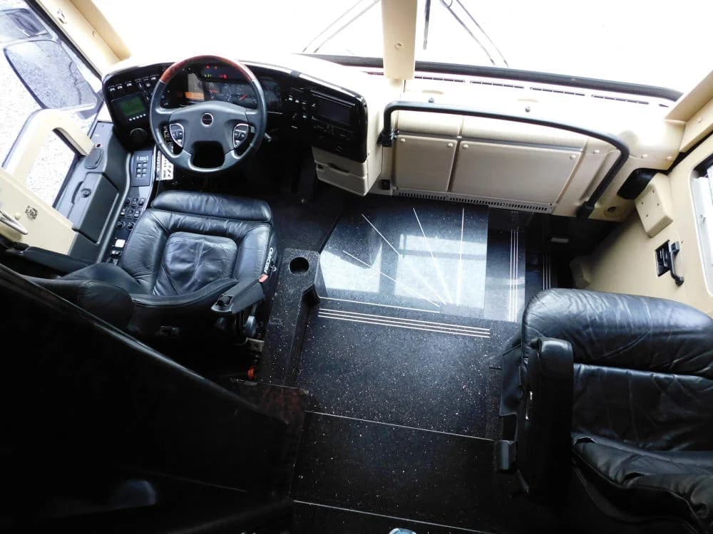 2010 Prevost H3-45 Motorcoach - Image 8