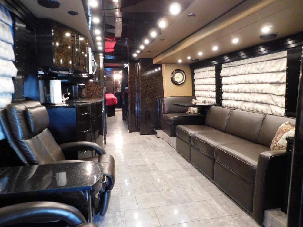 2010 Prevost H3-45 Motorcoach - Image 10