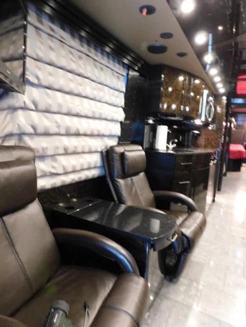 2010 Prevost H3-45 Motorcoach - Image 11