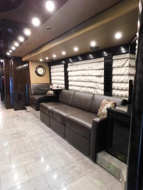 2010 Prevost H3-45 Motorcoach - Image 12