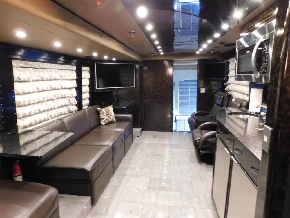 2010 Prevost H3-45 Motorcoach - Image 17