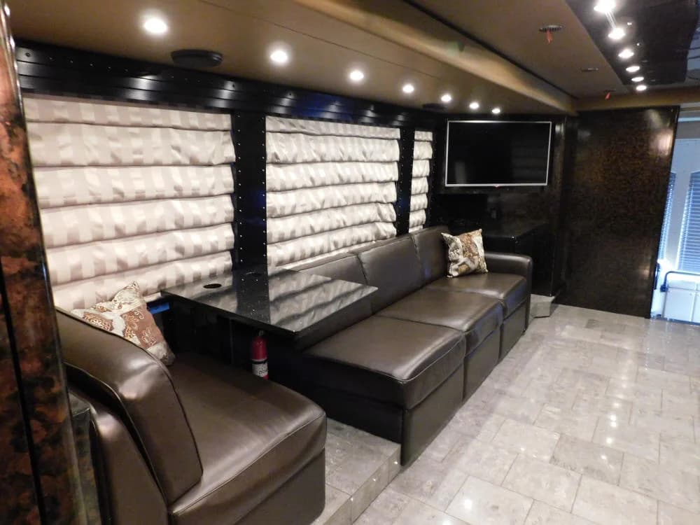 2010 Prevost H3-45 Motorcoach - Image 18