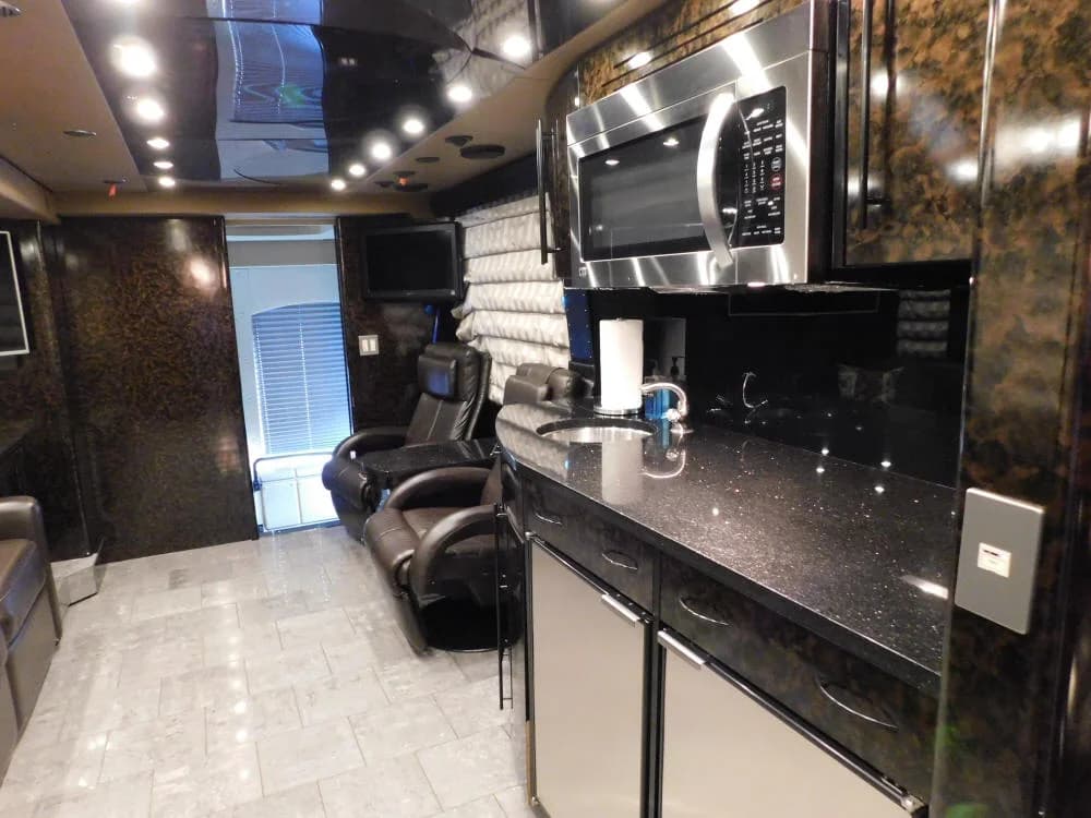 2010 Prevost H3-45 Motorcoach - Image 20