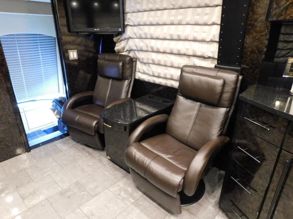 2010 Prevost H3-45 Motorcoach - Image 21