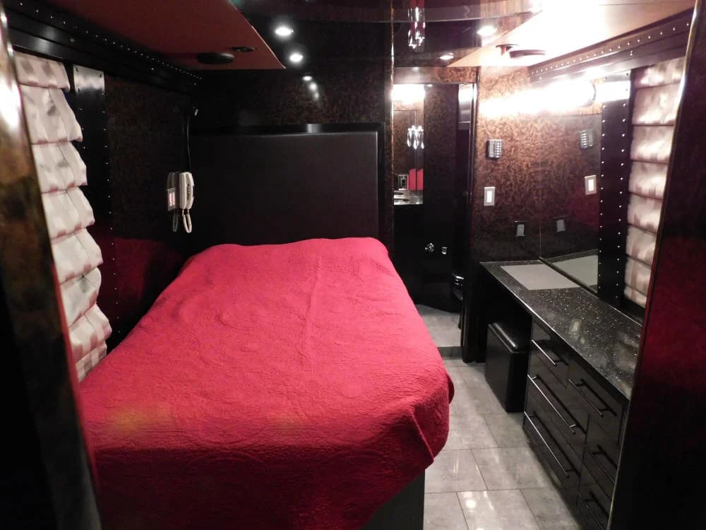 2010 Prevost H3-45 Motorcoach - Image 23
