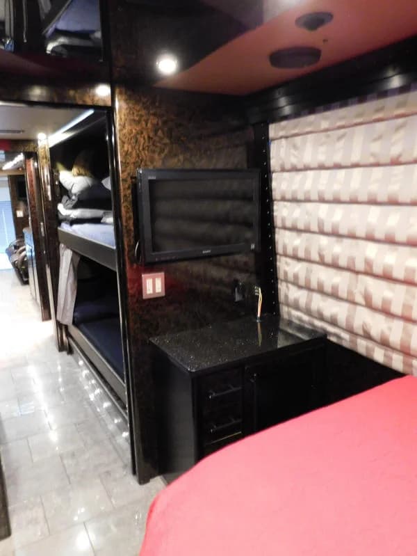 2010 Prevost H3-45 Motorcoach - Image 31