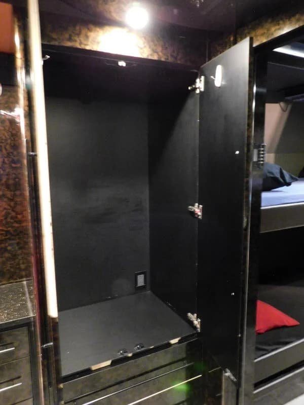 2010 Prevost H3-45 Motorcoach - Image 33
