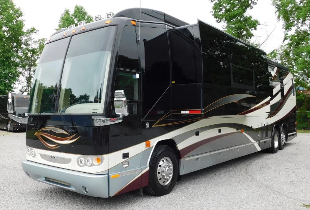 2010 Prevost H3-45 Motorcoach - Image 3