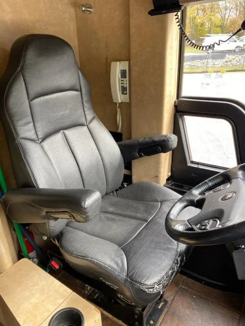 2009 Prevost XLII Entertainer Motorcoach - Image 7