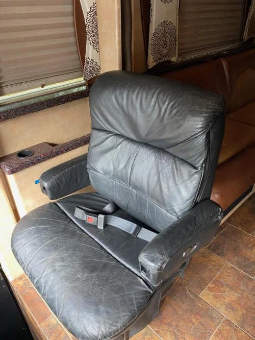 2009 Prevost XLII Entertainer Motorcoach - Image 8