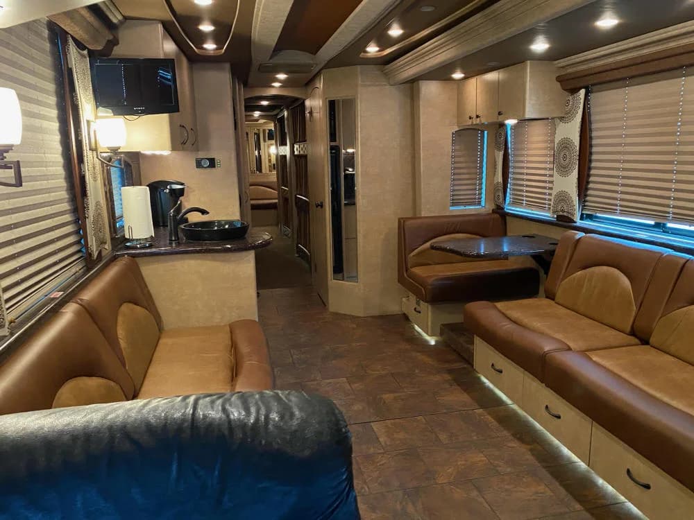 2009 Prevost XLII Entertainer Motorcoach - Image 9